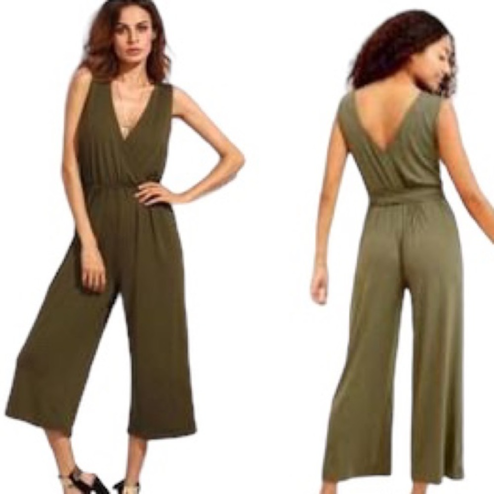 ๐ Time and Tru Surplice Wide Leg Cropped Jumpsuit Medium